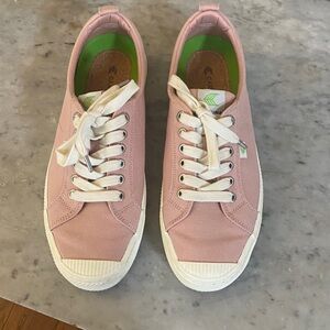 Cariuma Rose Canvas OCO Low -41